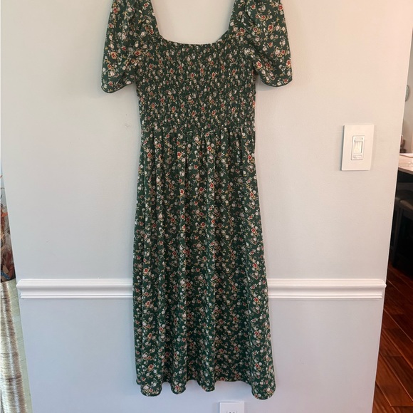 Elegant Floral Midi Dress in Green - Picture 5 of 5